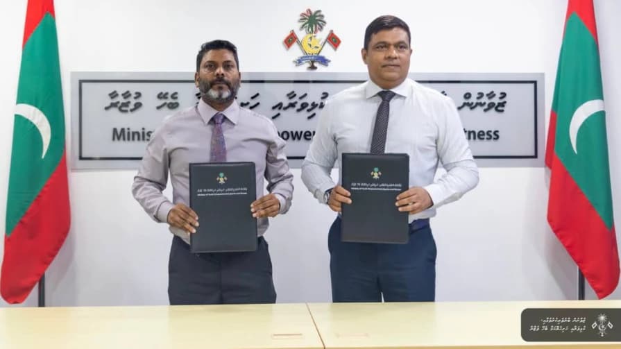 Ministers Abdulla Rafiu and Mohamed Ameen at the apprenticeship agreement signing on 7 October 2026.