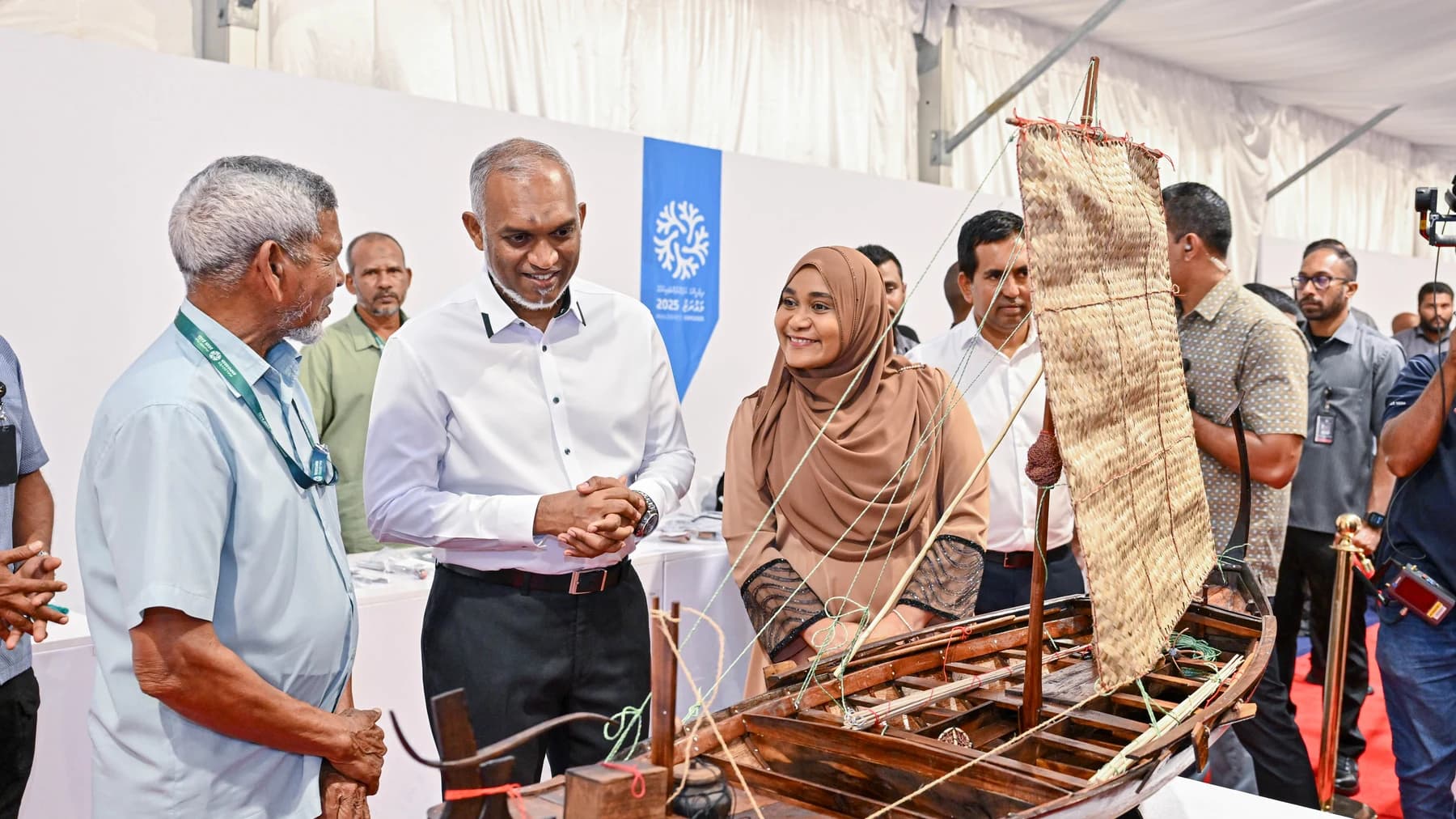 President Mohamed Muizzu and First Lady Sajidha Mohamed view an exhibit at Maldives Expo on 23 May 2025.