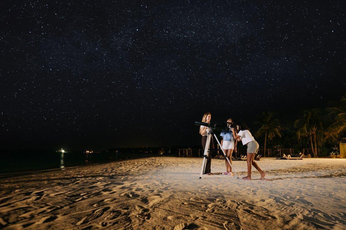 Astronomer Tom Kerss leads Easter stargazing at The Ritz-Carlton Maldives